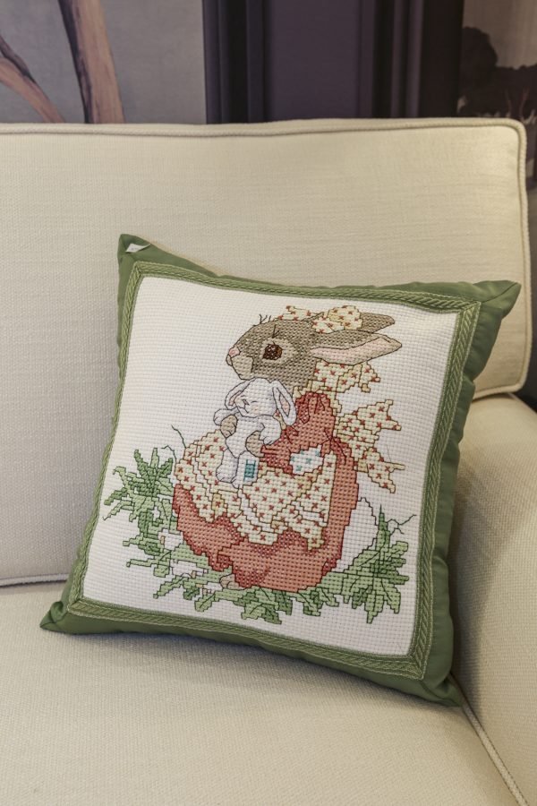 Cuscino ricamato con coniglietti