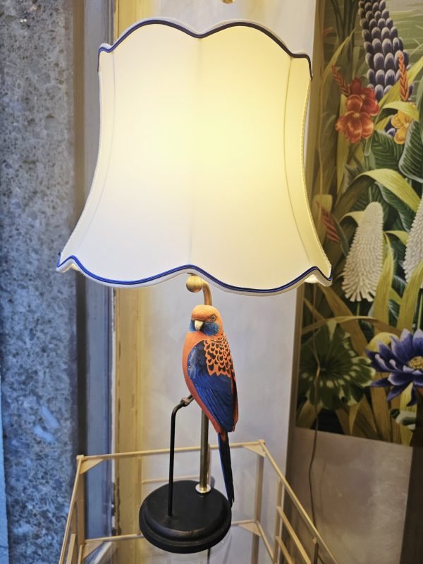 Lampada da tavolo con base dipinta a mano raffigurante unarosella cremisi