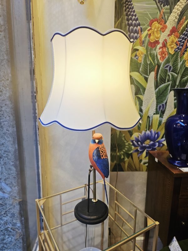 Lampada da tavolo con base dipinta a mano raffigurante Rosella Cremisi