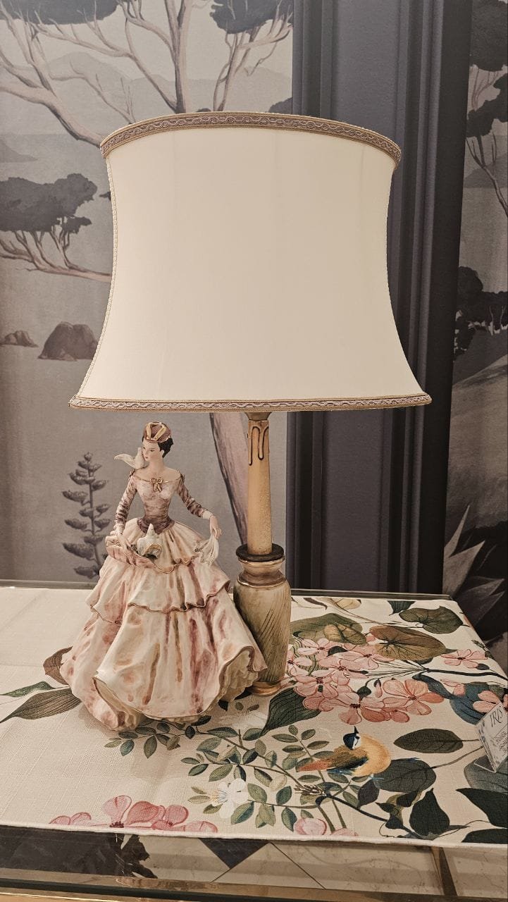 paralume crema, su tavolo floreale e bambola di dama con abito lungo a fianco, restaurato e a nuova vita